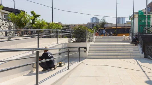 Dikur rrezik, sot të transformuara – Përparim Rama prezanton renovimin e plot të shkallëve te Posta