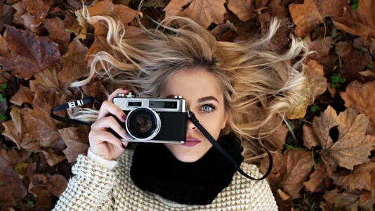 Flokët e çrregullt po bëhen trendi më i nxehtë i sezonit. Ndiqeni këtë stil!