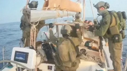 Ushtria izraelite ndali me forcë 13 anije nga flota humanitare, 30 anije janë ende rrugës për në Gaza