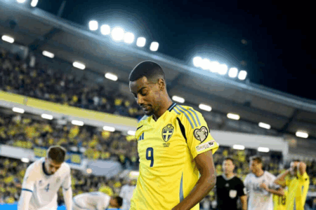 Reagon 100 milionëshi i Suedisë, Isak: Humbje e turpshme, gjithçka po shkon keq