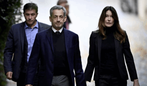 Dorë për dore me bashkëshorten, ish-presidenti francez niset drejt burgut