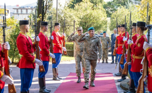 Komandanti i KFOR-it dhe ministri malazez diskutojnë për sigurinë në Kosovë