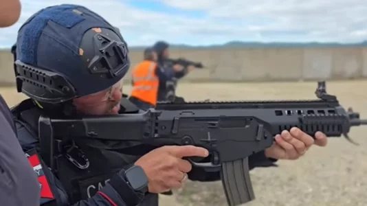 KFOR zhvillon ushtrime me armë të vërteta në Prishtinë, publikon pamjet