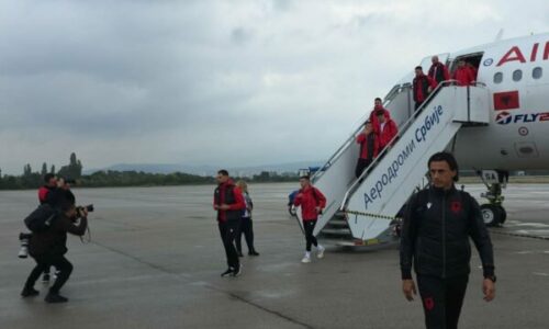 Kombëtarja shqiptare zbarkon në Nish, pritet nga qindra policë