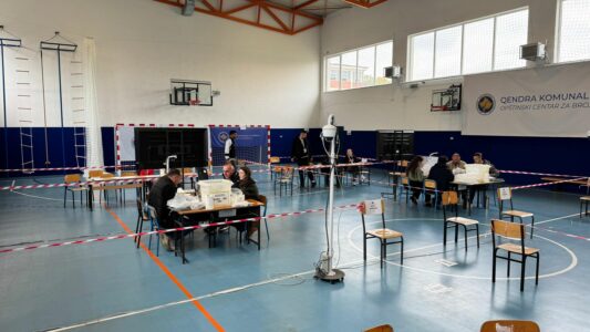 As këto zgjedhje s’kalojnë pa probleme: Nuk nis numërimi në Prishtinë, Podujevë dhe Kllokot për shkak të internetit
