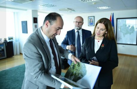 Iu gëzua lajmit për Aliun, ministrja Kumbaro pak minuta më pas fshin postimin