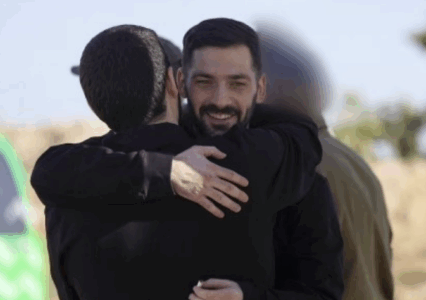 Emocionuese: Ribashkohen pas dy vitesh binjakët, përqafimi i parë pas lirimit nga Hamasi