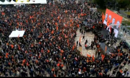 Sheshi “Skëndërbej” jehon kuqezi, pamjet me dron nga protesta për ish-krerët e UÇK-së