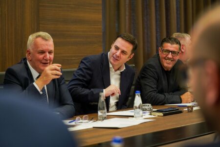 Abdixhiku i bën bashkë kandidatët për kryetar që garojnë në raundin e dytë pas “thikës” së Xhafer Tahirit