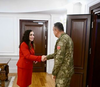 Osmani në takim me komandantin e ri të KFOR’it, flasin për kërcënimet që vijnë nga Serbia