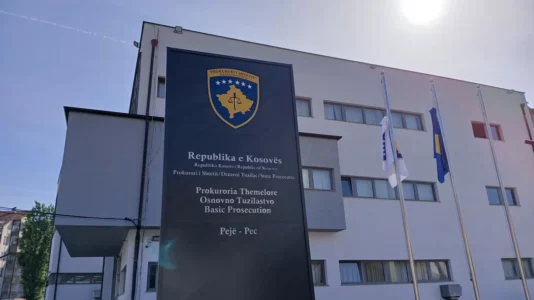 Aktakuzë ndaj një personi në Pejë për posedim të rreth 1 kg marihuanë dhe armë pa leje