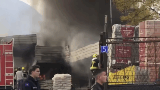 Digjet një depo e materialit ndërtimor në Pejë