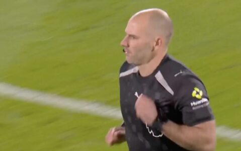 Ndodhë në Premier League, gjyqtari kryesor lëndohet dhe zëvendësohet nga asistenti i tij