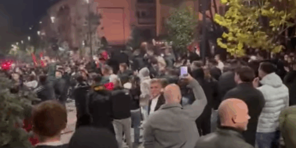 Raportohet për të shtëna me armë në Prishtinë, pasi Shqipëria shënoi gol ndaj Serbisë