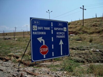 Fluks i lartë në Qafë Thanë, dhjetëra qytetarë nga Maqedonia e Veriut drejt protestës në Tiranë