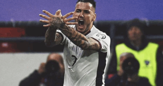 “Nga 700 deri në 3 mijë euro” – Shqiptarët nuk kursejnë hiç për fanellat e ndeshjes historike ndaj Serbisë, i blejnë ato në ankand