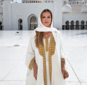Ryva Kajtazi shfaqet me veshje tradicionale arabe në Abu Dhabi