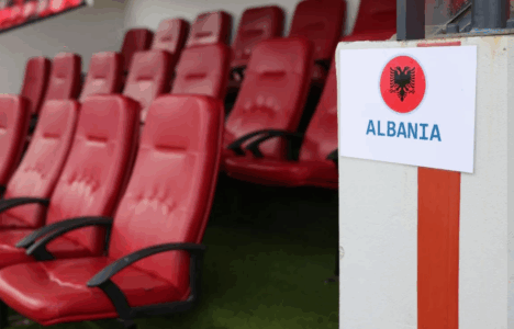 FSHF publikon pamje nga stadiumi ku sonte Shqipëria ndeshet me Serbinë, valëvitet flamuri kombëtar