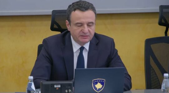 Kurti si “babadimri” për fundvit: Premton edhe pagën e 13’të