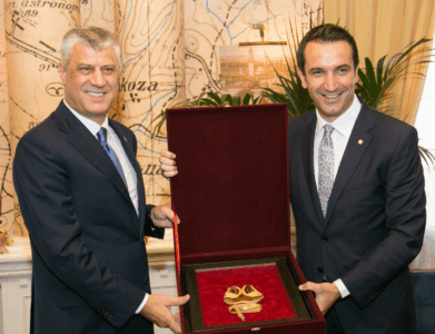 Protesta për UÇK-në, Erion Veliaj publikon foton me Thaçin: Një padrejtësi diku, kthehet në padrejtësi kudo