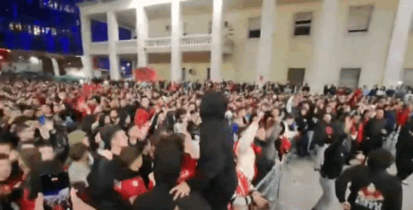 Tirana vishet kuqezi, tifozët ndezin atmosferën në shesh (Video)