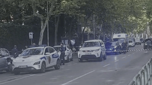 Gjyqtari vdiq, mbetën të plagosur edhe babë e bir në sallën e gjyqit