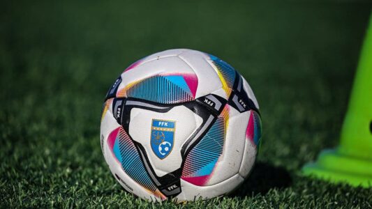 Tri përballje zhvillohen sot në Superligën e Kosovës në futboll