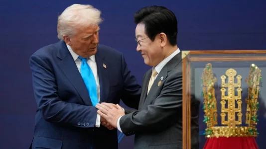 Trump pritet në Korenë e Jugut me medalje dhe kurorë të lashtë ari (VIDEO)