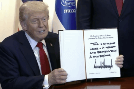 Trump nënshkruan librin e mysafirëve në parlamentin izraelit: Një fillim i ri