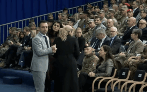 Dimal Basha mbetet disa minuta në këmbë, nuk e gjen vendin në ceremoninë e KFOR-it [VIDEO]