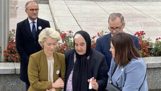 Von der Leyen në Srebrenicë, bën homazhe për viktimat e gjenocidit