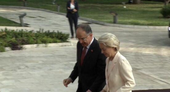 Von der Leyen arrin në Tiranë, pritet nga presidenti Begaj