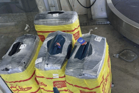 Dy kinezë kapen në Rinas me valixhe të mbushura me drogë nga Tajlanda