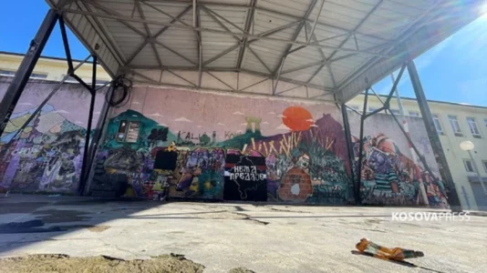 “Nuk ka dorëzim” – vendosen mbishkrime nacionaliste serbe në shkollën teknike në veri të Mitrovicës