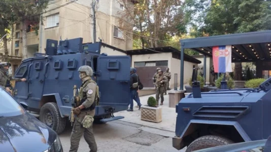 Bastisje në dy shtëpi në veri, policia gjen armë, uniforma serbe e emblema nacionaliste