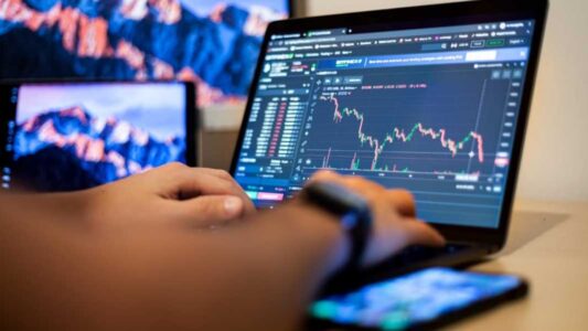 Mashtruan dhjetëra qytetarë italianë, GJKKO dënon 16 persona me 110 vite burgim