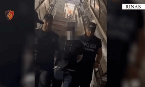 U ekstradua nga Dubai, momenti kur Cllevio mbërrin në Tiranë i prangosur