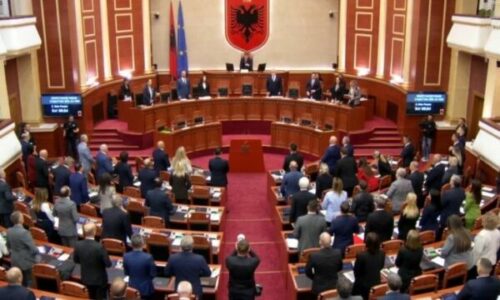 Vrasja e gjyqtarit Kalaja, Kuvendi i Shqipërisë mban një minutë heshtje