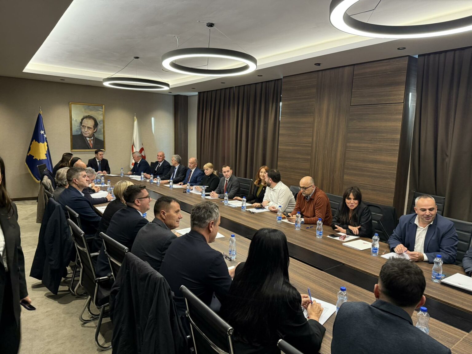 Tri orë brenda  Vazhdon mbledhja e Kryesisë së LDK ku cakton kandidatin për kryeministër