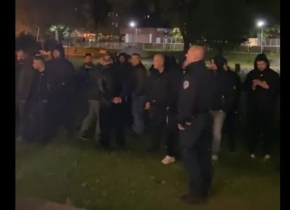 Ndërhyn Njësia Speciale, largojnë qytetarët nga hapësira e jashtme e QNR në Mitrovicë (VIDEO)