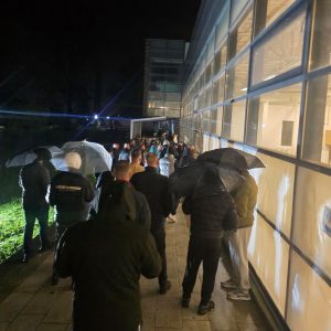 Dhjetëra qytetarë mblidhen para Qendrës së Numërimit në Mitrovicë