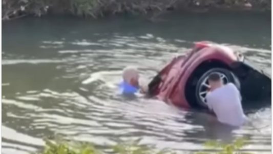 Heroi shqiptar: Hidhet në kanal dhe shpëton një person në Itali