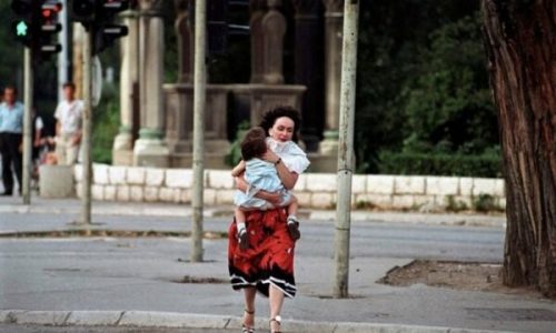 Prindërit e 1 vjeçares që u qëllua nga snajperi në Sarajevë, kërkojnë të dinë nëse ajo u vra ‘për turizëm’