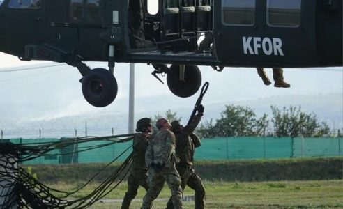 Ngjitja e ngarkesës me litar në helikopter, KFOR publikon pamje nga trajnimi i ushtarëve amerikanë me ata letonezë