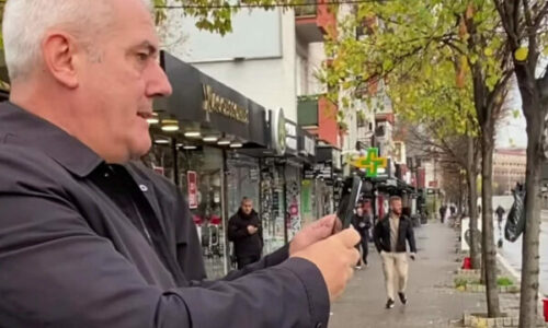 Sveçla “përplaset” me një person me logo të LDK’së në setër, e fotografon dhe e denoncon në Facebook
