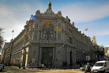 Banka e Spanjës hap derën për vendosjen e kufizimeve në dhënien e kredive hipotekare për familjet