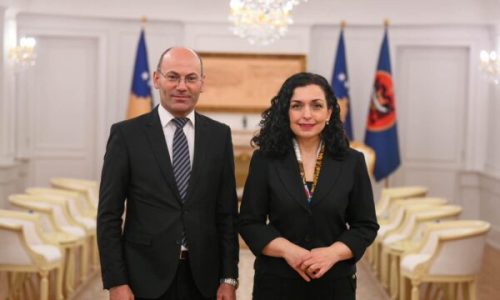 Skandaloze: Pasi e kritikoi Kurtin publikisht, Ministria e Gëvallës i çon kërkesë Presidentes për shkarkimin e shefit të misionit të posaçëm në Vatikan