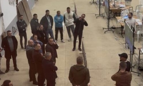 Burri i Albulena Haxhiut me “zanatin” e Sveçlës, fotografon prokurorët në QKN në Mitrovicë