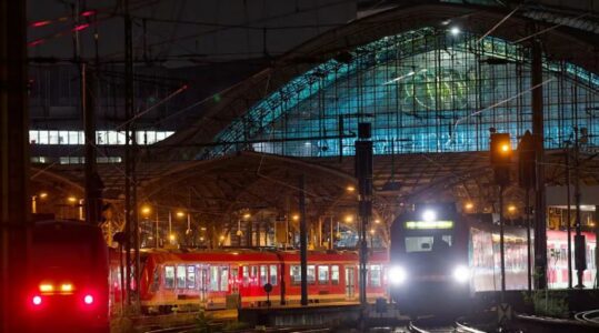 Tifozët e Schalke dhe Borussia Dortmund përleshen në stacionin Kolnit (VIDEO)