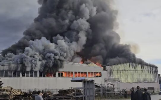  Mundi 40 vjeçar u dogj   rreth 20 milionë euro dëmi nga zjarri në Ferizaj